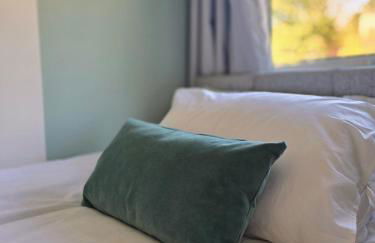 Stylish 3-Bed Home with Parking - Ideal for Long Stays - Photo 23