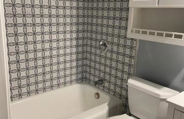 Large home with hot tub in serene wooded setting - Foto 49