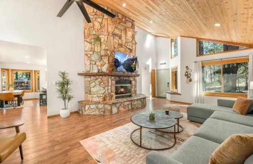 Pinewood Lodge - Backs to Forest - Near Downtown! - Foto 4