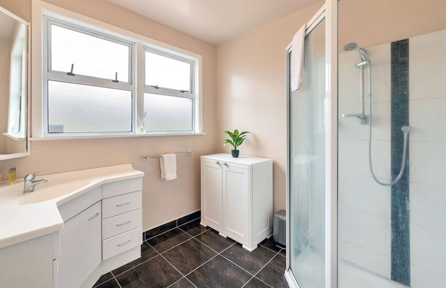 Sunny Three Bedroom Delight Upper Level - Foto 17