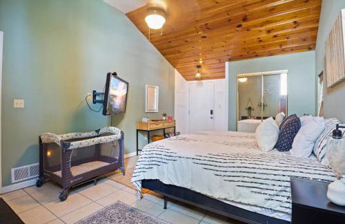 Pet-Friendly Lakefront Home in a Quiet Cove w/ Netflix, Outdoor Seating, Boat Slip - Foto 18