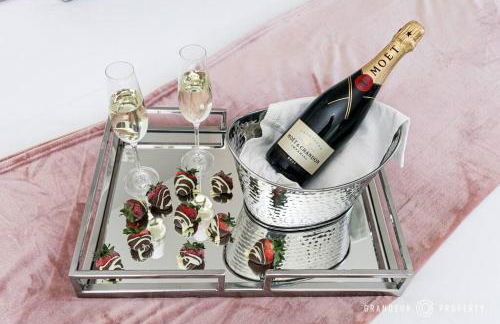 Central Park Suite by Grandeur Property - Photo 19