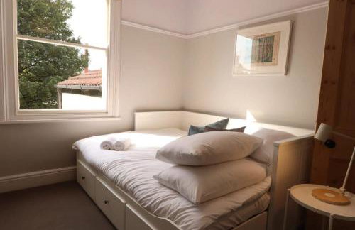 Bright Two Bedroom House with Parking and Garden - Foto 6