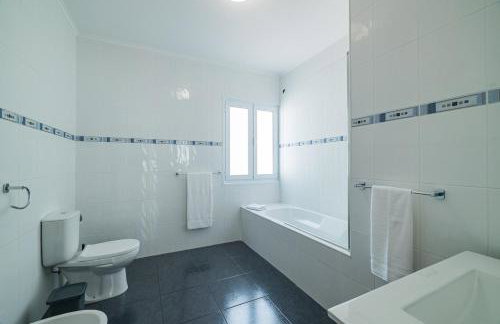 Modern 3BR Home, AC in All Rooms, Walk to 2 Beaches, Private Patio, Washer & Dryer - Photo 25