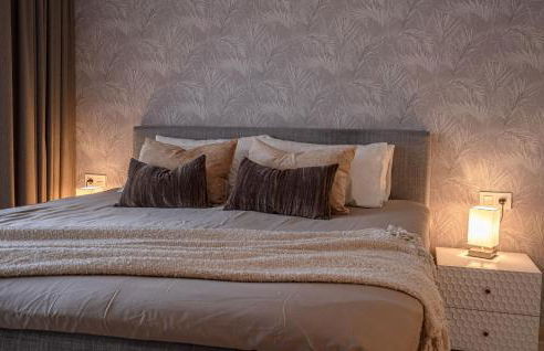 Serene hideaway, luxurious 2-bedroom penthouse apartment in the exclusive Paraíso Pueblo - Photo 15