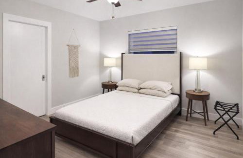 Spacious Upadated 2 King Beds Pets Welcome With Large Private and Fenced Yard Minutes to Beaches - Photo 14