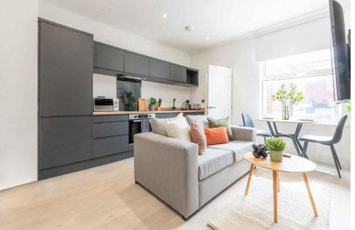 Trendy 1 Bedroom Flat near Leeds City with Free Parking, Ideal for Contractors & Long Stays - NordStay - Foto 1