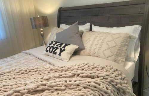 Private Pool 4BR Family Retreat - Patio, Outdoor Dining, BBQ Grill, & Free Parking - Sleeps 8 - Foto 5