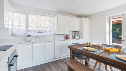 Long-Stay, Contractors & Re-locators 3BR Bungalow NG13, Parking, Sleeps 6 - Foto 2