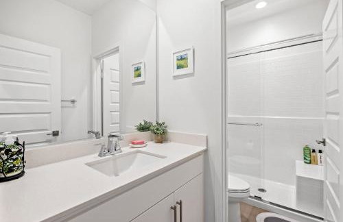 Spacious 5BR Getaway w Game Room & Modern Comfort - Photo 58