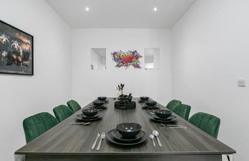 Spacious Detached House with 7 Beds Includes Ping Pong and Pool Table Sleeps 14 Free Parking - Foto 14