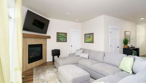 Golf Getaway, Hot Tub, EV Charger, New 2025 Build - Photo 3