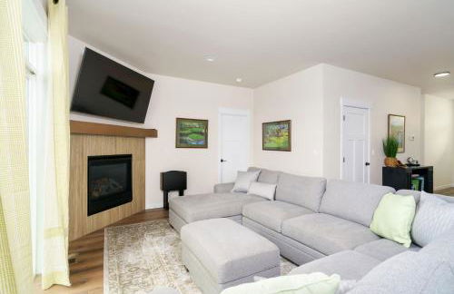 Golf Getaway, Hot Tub, EV Charger, New 2025 Build - Photo 3