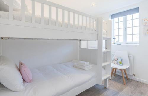 4-Bedroom Seafront House in Southend Sea Views - Pass the Keys - Foto 38