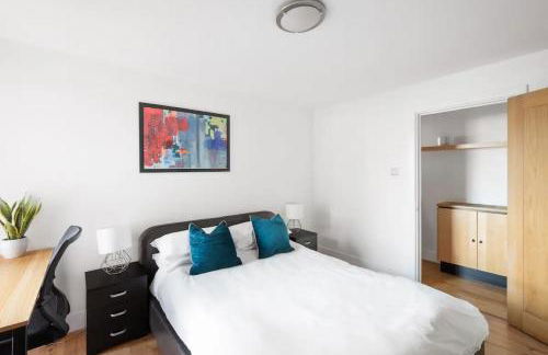 Riverside Apartments with Balcony, 1 Min Walk to Vauxhall Station - Foto 25