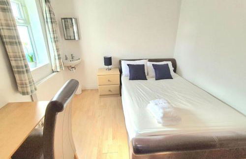 Pool, drinks and a hot tub! - Photo 9