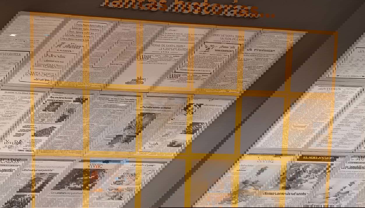 Recortes de prensa expuestos en el museo