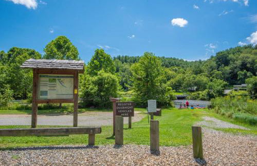 New River Views & Access - Hot Tub, Gazebo, Fire Pit, Next to Riverside Canoeing! - Foto 31