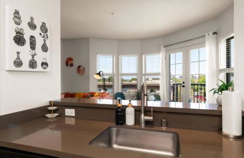 Chic 2BR • King Beds • Huge Patio • 95 Walk Score! - Foto 35