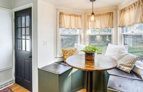 Updated and Charming! Waterloo Home with Patio - Foto 17