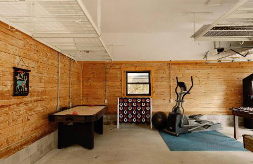 Arch Fun Cabin - Modern Cabin with Hot Tub, Games & Views - Foto 73