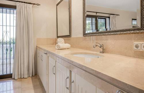 Grand Villa with Amazing Golf & Sea View Marbella - Foto 59