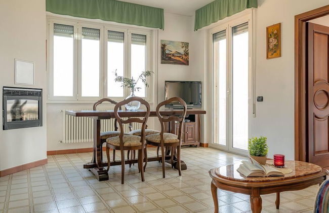 Charming 4-bed Apartment -lake Views & Balconies - Foto 17