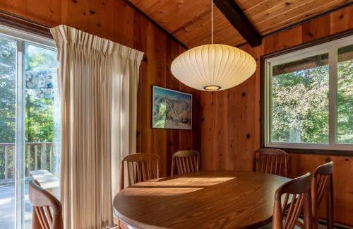 Retro Retreat Charming Home with Hot Tub & Fire Pit - Foto 6