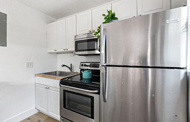 Stylish 2 BR Condo - Free Parking on Premises - Photo 18