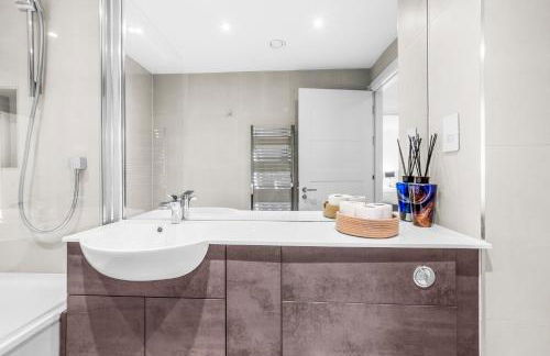 Two BDR Apt By Stay Aura Short Lets & Serviced Accommodation London With Free WiFi, Parking & 10 Min to Brentford Stadium - Foto 28