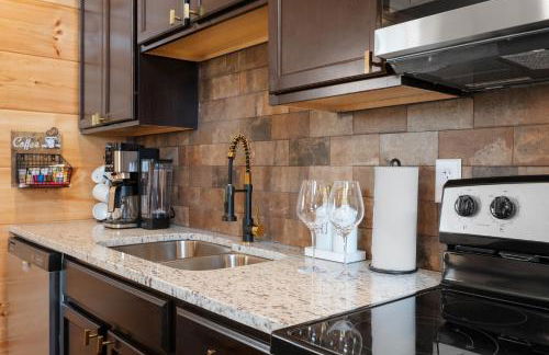 Family or couple retreat next to Downtown, Dollywood & Smoky Mountains! - Foto 33