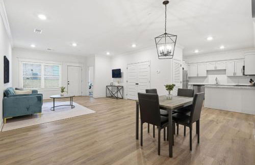 Chic 2BR2BA Home Great Location - Photo 18