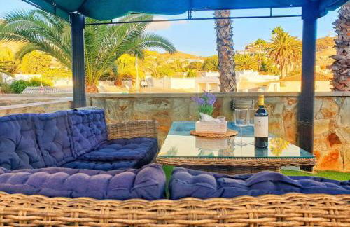 The perfect place to relax Bedroom with hot tub, beautiful tropical garden area. Bbq and big open spaces through all the house.It is located in a quiet place, but still 5 min away from the touristic Puerto Rico and walking distance from the beach - Foto 8