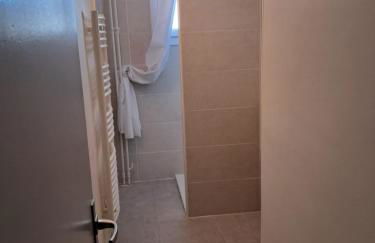 Le 8 - Appartement 2 chambres calme, tout confort, parking privé gratuit, à 2 pas des Allées Provençales - Photo 14