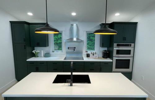 Luxe Modern Lakefront Oasis - Hot Tub, Sunset Views, Pet & Family Friendly! Close to UMF! - Foto 27