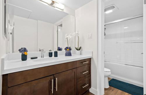 Serenity Over the Sails - A 2-Bedroom Escape w Stunning Marina Views - Foto 21
