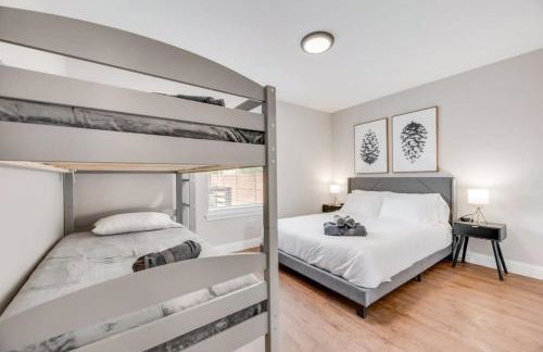 Boho Chic Home w Backyard Paradise - Pool + Grill - Foto 26