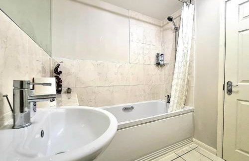Spacious 4 Bed Family Home with Private Garden & Free Parking - Hamilton - Foto 10
