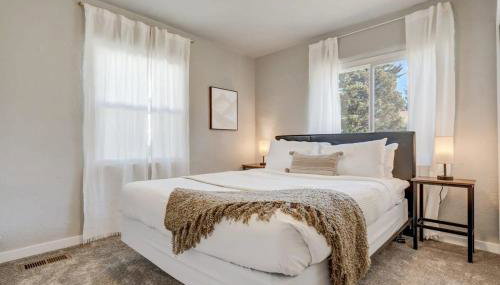 Newly Built 3BD Retreat w Mtn Views & Game Room - Photo 3