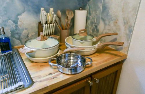 Centrally Located Efficiency One Mile to the Beach! - Foto 12