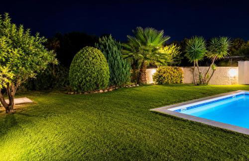 Villa Neus Barà, jardín y piscina privada - Photo 3