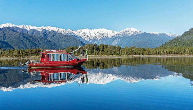 Disfrutando del paseo en barco por el lago Mapourika