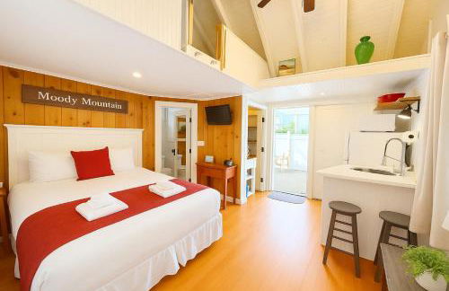 Cottage 1-2 -2 Bedroom 1 Bath End Unit with Kitchenette Private Courtyard Pet Friendly fee applies - Photo 2