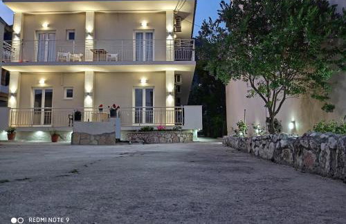 KELLY APARTMENTS - Photo 1