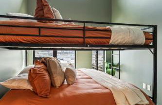 Penthouse Luxury with Pool Patio and City View plus Walk to Broadway - Foto 25