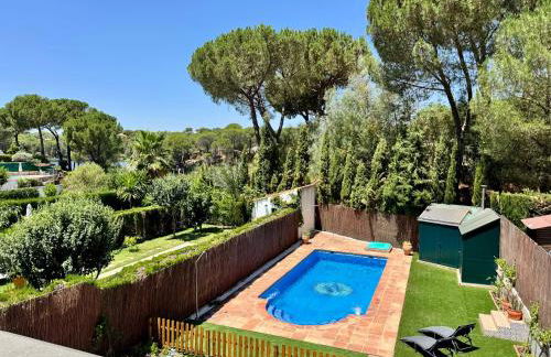 Casa familiar junto al Lago de la Encantada con zona de juegos, BBQ y cine - Foto 2