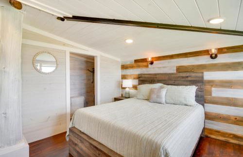 Lakefront Motley Cabin with Private Deck and Dock! - Foto 13