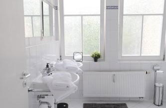 BELLA - Business&Family - 2 Zimmer direkt neben Schloß, Parkplatz, SmartTV, Netflix, Waschmaschine, 24h Checkin, 71qm, Kingsizebett, Hotelbettwäsche - Foto 32