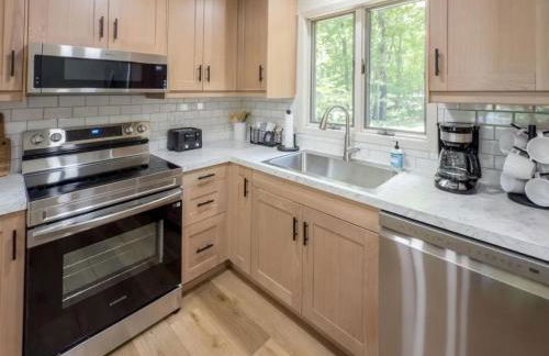 Pet-Friendly Lakefront Cabin by arc Vacation Rentals - Foto 17