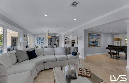 New Royal 80ft Waterfront Wlk2Beach HotPool Spa KitchenBBQ - Foto 32